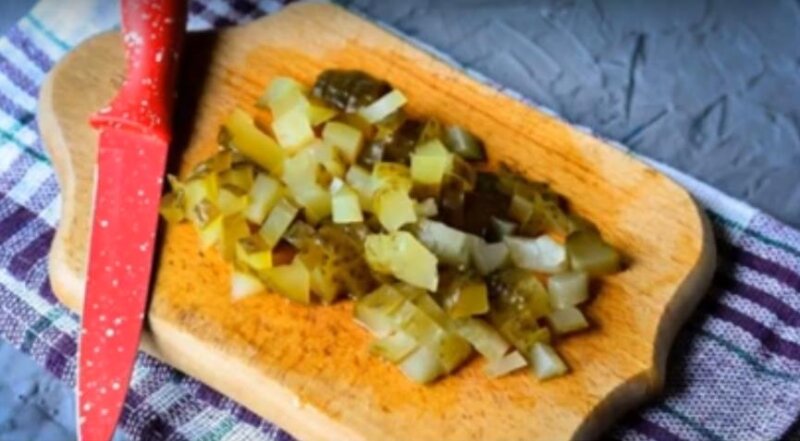 Нарезать огурцы