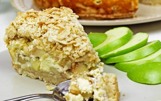Распределение теста с сыром и яблоками