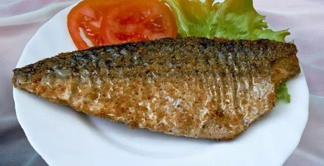 Жареная скумбрия с грецкими орехами
