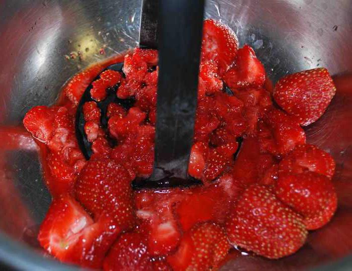 Пюрированная клубника с сахаром в морозилке