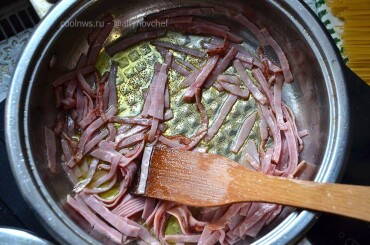 Обжарьте ломтики ветчины в оливковом масле.