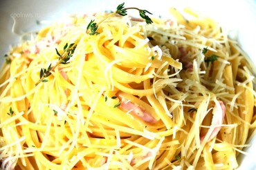 Готовая паста карбонара с ветчиной и яйцом и сливочным соусом. Идеально подходит для романтического ужина в итальянском стиле с бокалом полусухого белого.