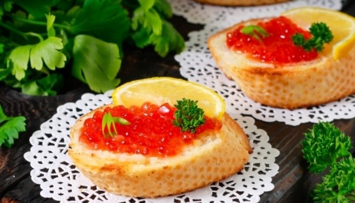 Классические бутерброды с икрой