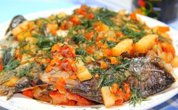 Карп по-бретонски с овощами