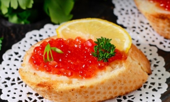 посыпать укропом и зеленью