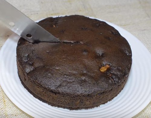 Шоколадный киш с яблоками, сгущенным молоком и грецкими орехами.