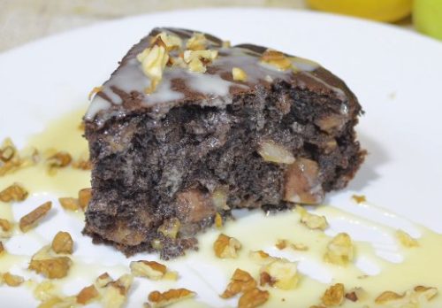 Шоколадный киш с яблоками, сгущенным молоком и грецкими орехами