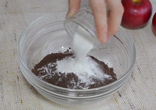 Шоколадный киш с яблоками, сгущенным молоком и грецкими орехами