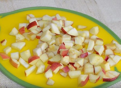 Киш с яблоками, сгущенным молоком и грецкими орехами