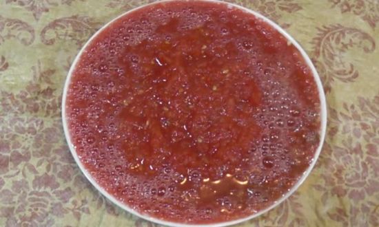 Пропустите помидоры через мясорубку