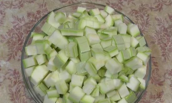 Нарежьте кабачки кубиками