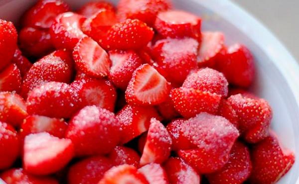 нарезанная клубника с сахаром