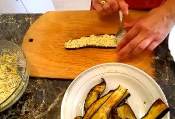 Рулетики из баклажанов с сыром и чесноком