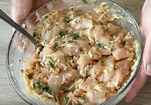 Куриные котлеты с сыром, горчицей, чесноком и зеленью