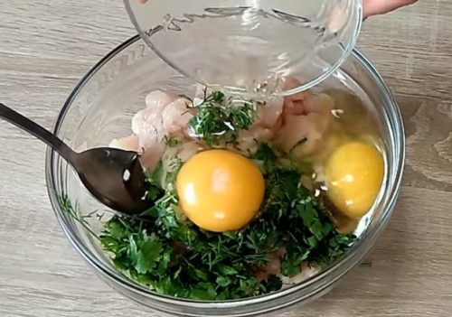 Куриные котлеты с сыром, горчицей, чесноком и зеленью