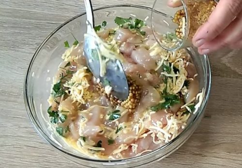 Куриные котлеты с сыром, горчицей, чесноком и зеленью