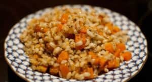 Тыквенная каша с перловой крупой вкусна и необычна.