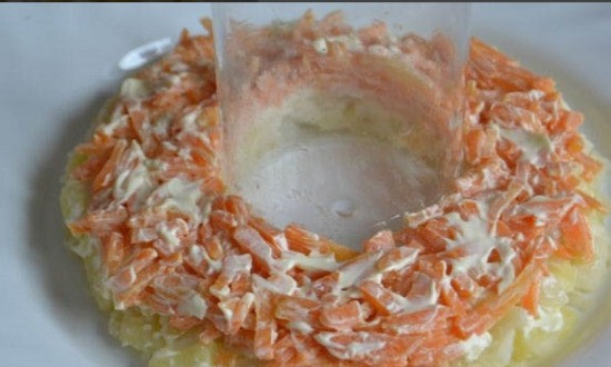 нанести майонез на слой моркови