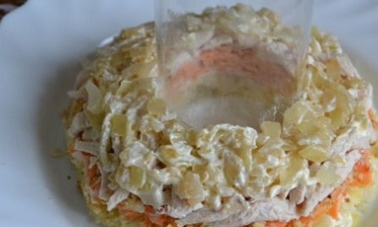 слой лука и ананасового жира