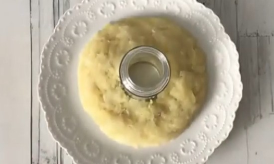 выложить слой картофеля