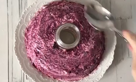 выложить слой свеклы с майонезом