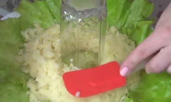 выложить слой картофеля