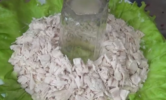 выложить слой куриного филе