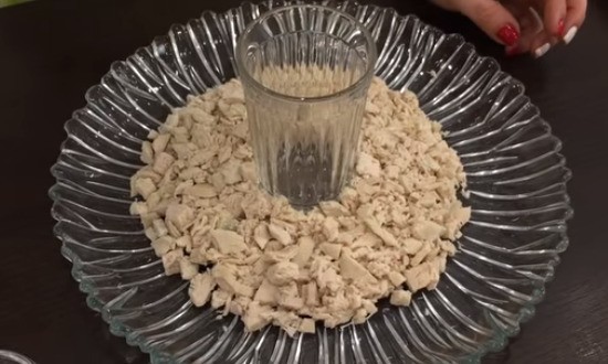положить слой курицы