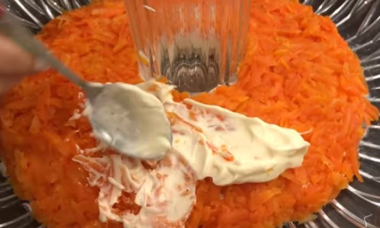 выложить слой моркови