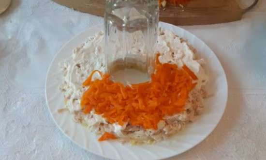 выложить слой моркови