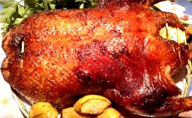 Целый гусь, запеченный в духовке с яблоками