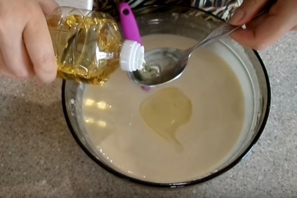 Кефирные блины обдать кипятком 2 добавить масло.