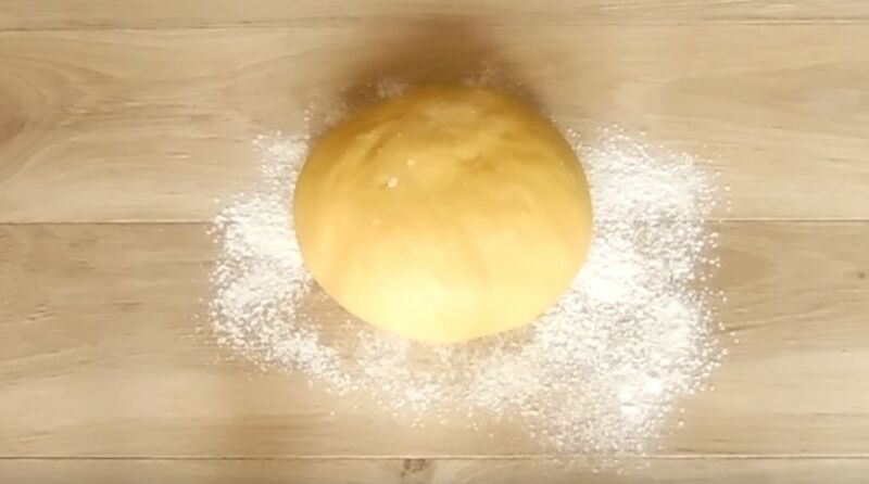 Добавьте оставшуюся муку в тесто и вымесите его вручную.