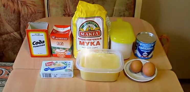 ингредиенты для медового торта со сметаной и сгущенным молоком