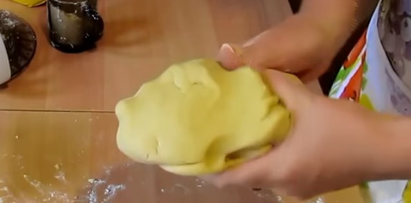замесить медовое тесто со сметаной и сгущенным молоком.