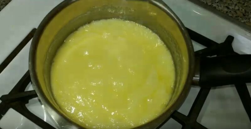 Растопите сливочное масло с сахаром и смешайте с пищевой содой