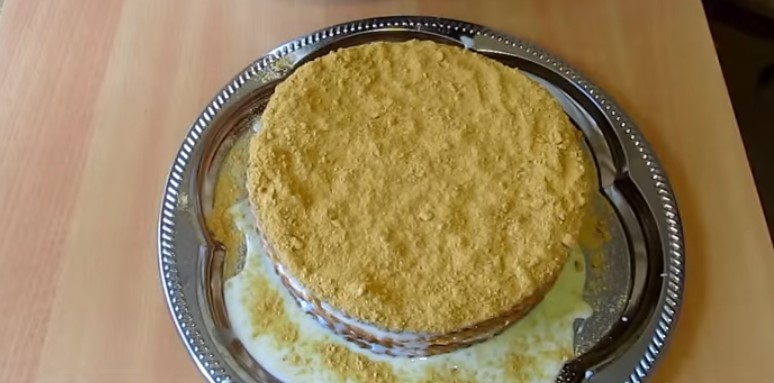 сложить слои и промазать их кремом из сгущенного молока и сметаны