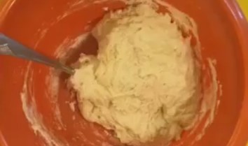 Смешайте муку, дрожжи и теплый кефир