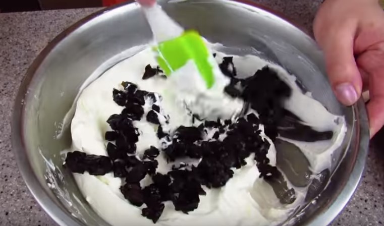 перемешать со сметаной и черносливом