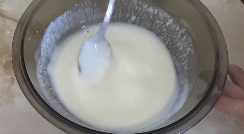 смешайте яйцо, сахар и соль с теплым кефиром и водой
