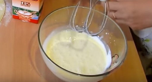 взбить сметану и сгущенное молоко.