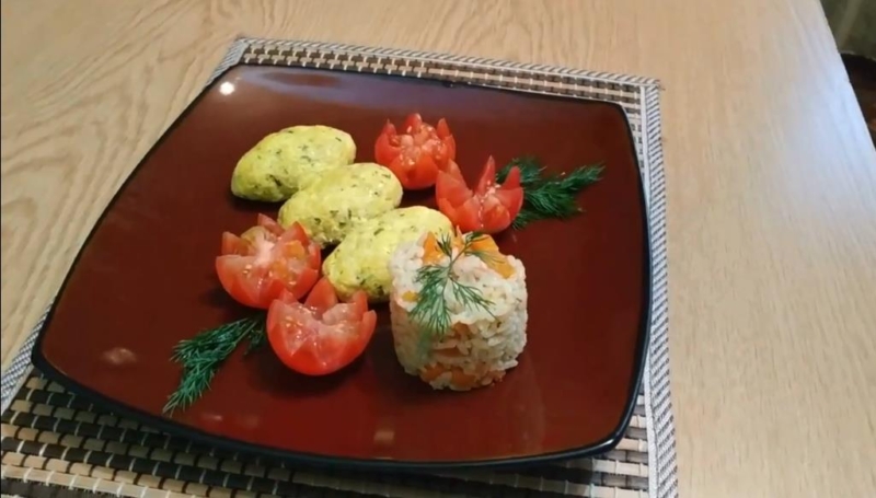 Куриные котлеты из фарша с творогом и зеленью в духовке