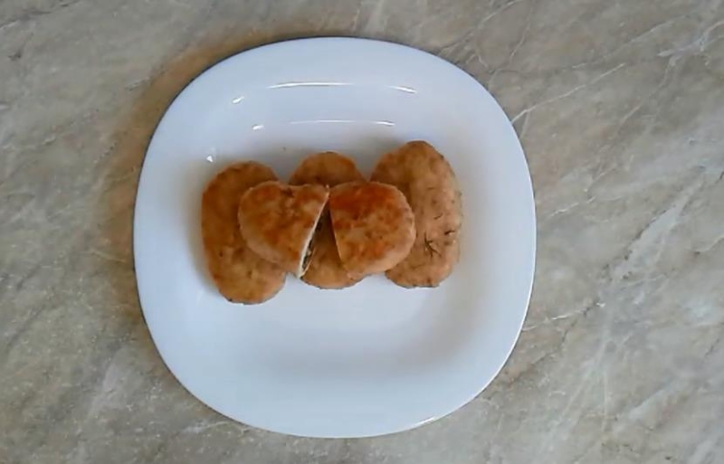 Вкусные котлеты из куриного фарша с грибами и сыром