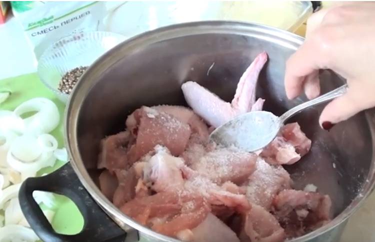 Замаринуйте курицу с лимонным майонезом и луком