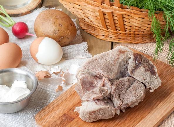 Мясные щи из капусты окрошка с говядиной на квасе