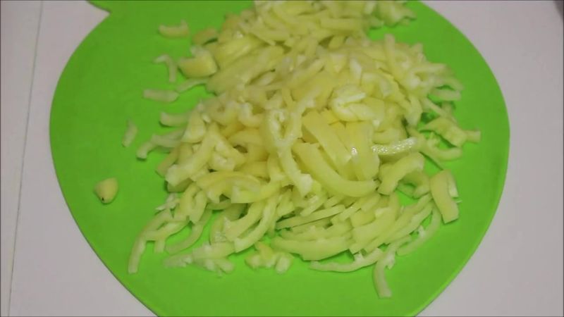 нарезанный кубиками перец