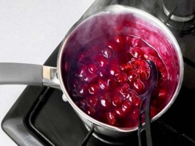 кастрюля с вишнями на плите