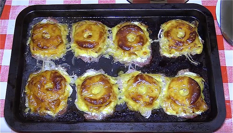 Свиная вырезка по-французски с ананасом и сыром
