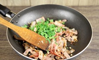 Добавьте петрушку к мясу, перемешайте и снимите с плиты.