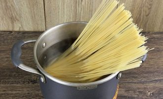 Приготовьте спагетти в соответствии с инструкциями на упаковке. Самое главное - не переварить пасту так, чтобы она прилипала к зубам (это называется al dente).